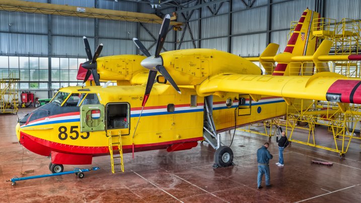 Canadair CL-415 ADS-B out + 8,33 kHz upgrade